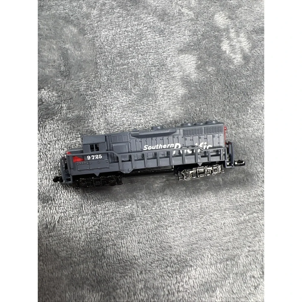 Southern Pacific Locomotive + Tank Car RR # 9794 GP-60‎ Train Set Lot of 2 NEW